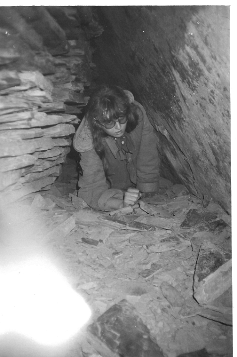 scan0115 - Velikonoce 89, Nancy leze z diry